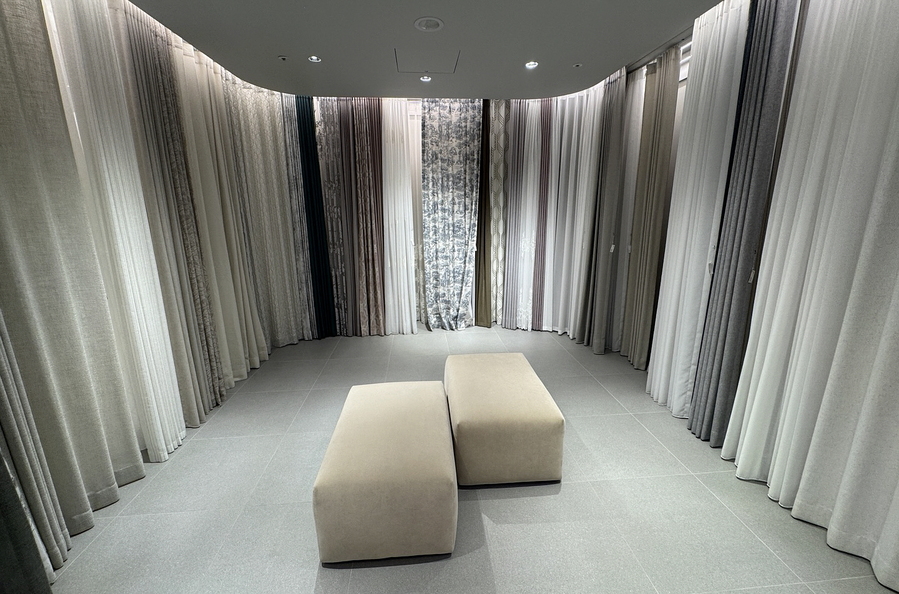 ▲ 커튼들의 색상, 재질 등을 비교해 볼 수 있었다. ⓒ김재홍 기자