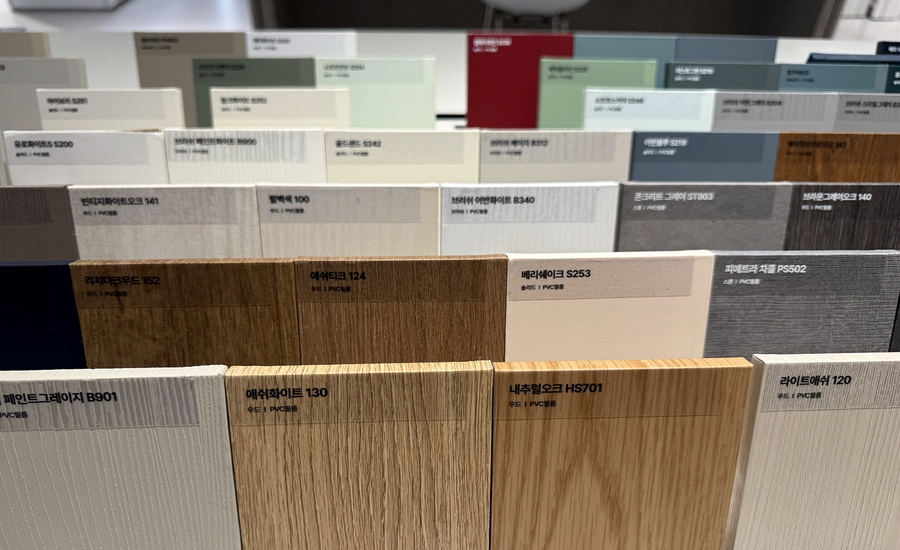 ▲ 다양한 컬러와 재질을 비교해 볼 수 있었다. ⓒ김재홍 기자