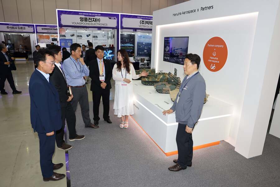 ▲ '방위산업 부품∙소재 장비 대전'에 참가한 한화에어로스페이스 부스에서 협력업체 동반성장 프로그램 등에 대해 설명하고 있다. ⓒ한화에어로스페이스