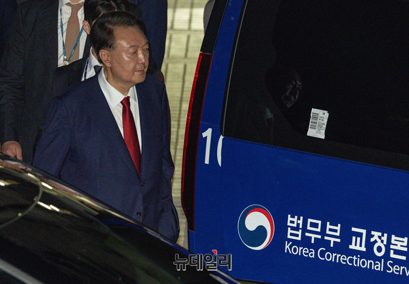 ▲ 영장심사 마치고 법원 나서는 윤석열 전 대통령. ⓒ사진공동취재단