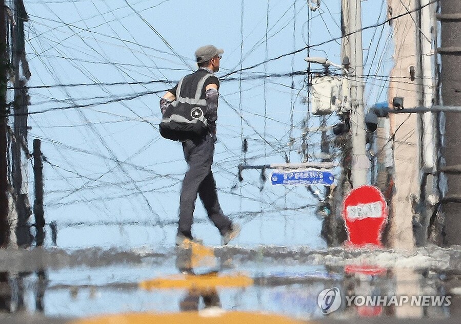 ▲ 폭염이 계속되고 있는 가운데 대구에 위치한 공사장 인근에서 인부가 이동하고 있다. ⓒ연합뉴스