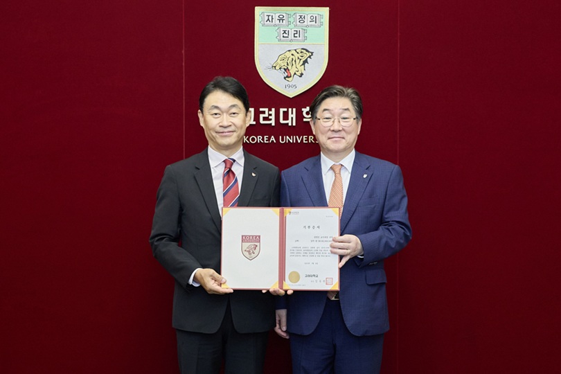 ▲ 권영진 문과대 교우회장(왼쪽)과 고려대 김동원 총장이 지난 8일 열린 기부금 전달식에서 기념사진을 찍고 있다.ⓒ고려대