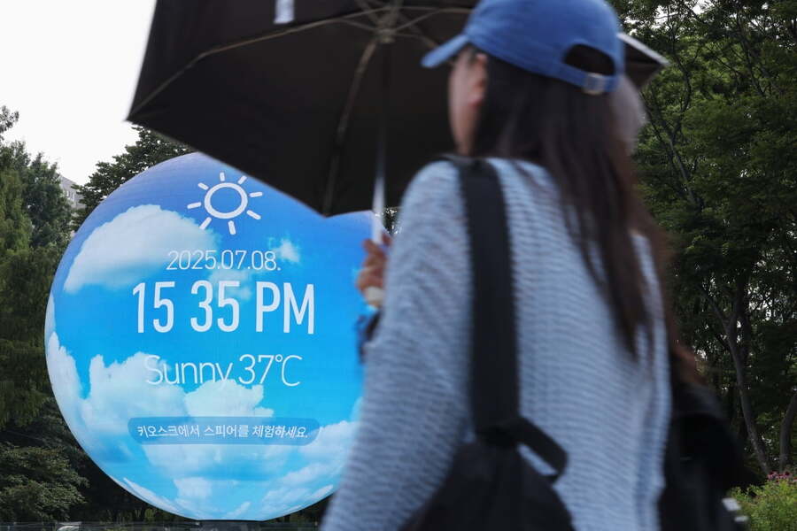 ▲ 폭염 경보가 내려진 9일 오후 서울 송파구의 한 조형물에 온도가 표시되고 있다. 
ⓒ연합뉴스