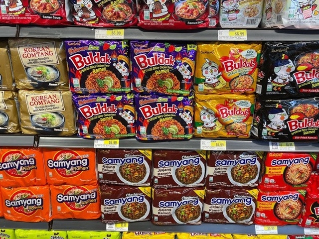 ▲ 해외에서 판매 중인 삼양식품 불닭볶음면 시리즈. ⓒ뉴시스