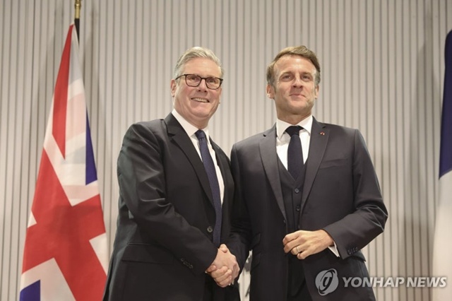 ▲ 키어 스타머 영국 총리(좌)와 에마뉘엘 마크롱 프랑스 대통령이 캐나다 카나나스키스에서 열린 주요 7개국(G7) 정상회의를 계기로 양자 회담하고 있다. 250616 AFP 연합뉴스. ⓒ연합뉴스