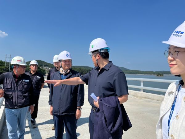 ▲ 해양환경공단은 9일 웅도에 위치한 갯벌복원사업 공사현장에서 혹서기 근로자 안전보건관리를 위한 안전점검을 실시했다.ⓒ해양환경공단