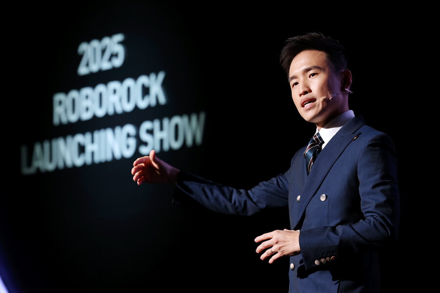 ▲ 댄 챔(Dan Cham) 아시아태평양 마케팅 총괄이 2월 열린 '2025 로보락 론칭쇼'에서 발표하는 모습. ⓒ로보락