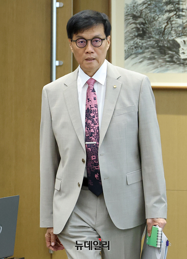▲ 이창용 한국은행 총재가 10일 오전 서울 중구 한국은행에서 열린 금융통화위원회 본회의에 참석하고 있다.ⓒ 사진공동취재단