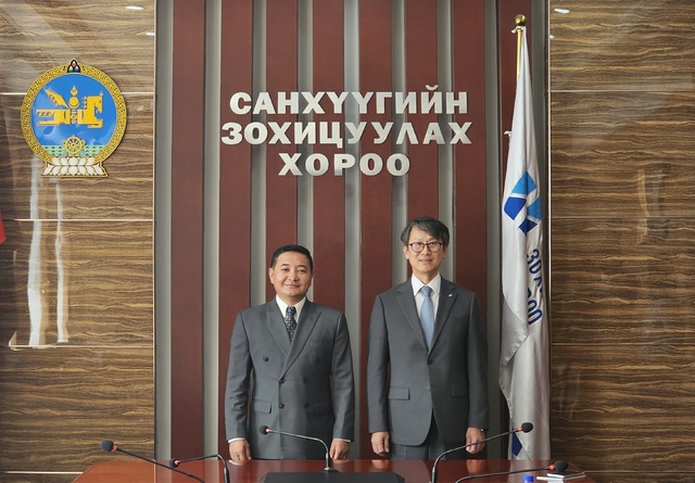 ▲ 지난 6월 30일 몽골 금융감독위원회 청사에서 쿠데르출룬 몽골 금융감독위원회 부위원장(왼쪽)과 이명순 서울보증보험 대표이사(오른쪽)가 기념촬영을 하고 있다ⓒSGI서울보증