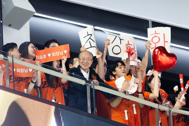 ▲ 김승연 한화그룹 회장이 임직원들과 함께 경기를 관람하고 있다. ⓒ한화그룹