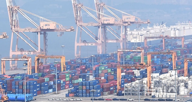 ▲ 경기 평택시 포승읍 평택항에 컨테이너가 쌓여있는 모습. 250708 ⓒ뉴시스