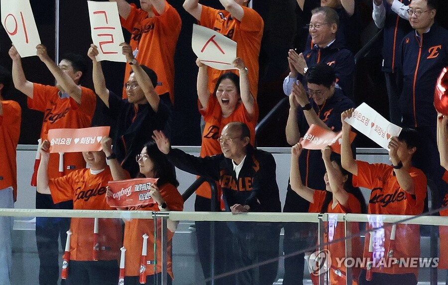 ▲ 김승연 한화그룹 회장이 한화 이글스 선수단과 임직원들에게 특별 격려품을 전달했다.ⓒ연합뉴스 제공