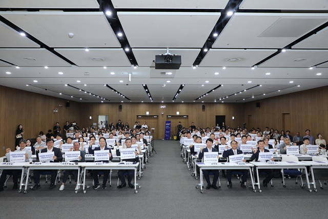 ▲ 경기도시장상권진흥원이 지난 9일 경기도의회에서 개최한 '소상공인 지원기관의 역할과 협력 방안' 포럼에 참석한 관계자들이 기념촬영을 하고 있다. ⓒ경기도시장상권진흥원 제공