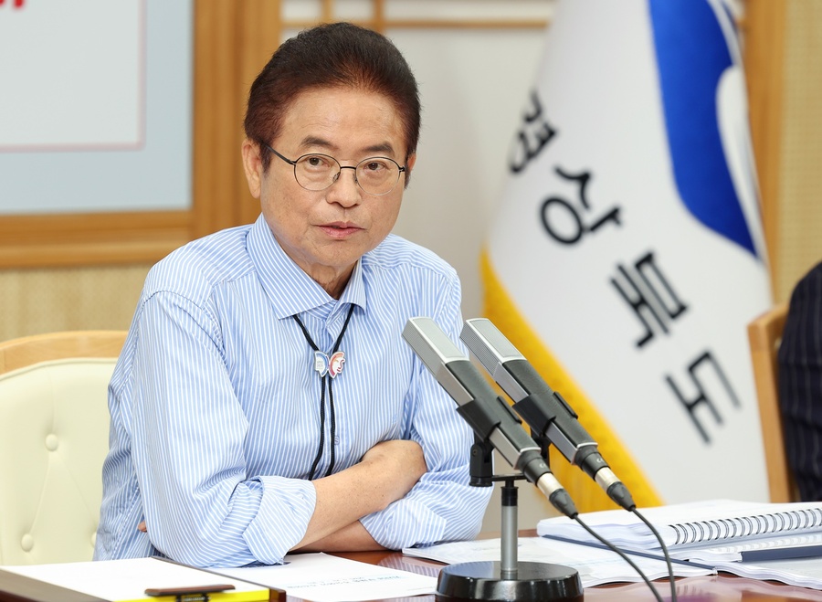 ▲ 이철우 지사는 10일 오전 경북도청 화백당에서 열린 ‘산불피해 재창조 본부회의’에 참석했다. 암 진단 이후 1개월여 만에 공식 일정을 소화한 이 도지사는 이전과 다름없는 에너지로 회의 전체를 주도했다.ⓒ경북도