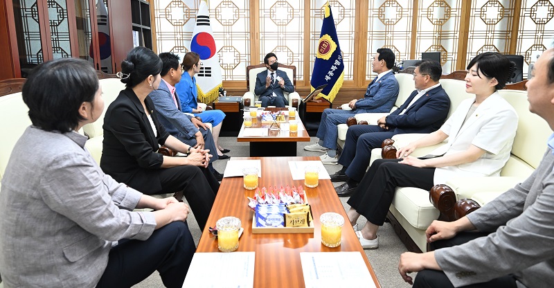 ▲ 임채성 세종시의회 의장 등이 10일 제주특별자치도의회 방문단과 차담을 하고 있다.ⓒ세종시의회