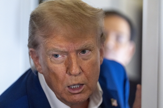 ▲ 도널드 트럼프 미국 대통령이 24일(현지 시간) 메릴랜드주 프린스 조지 카운티에 있는 조인트 베이스 앤드루스에서 북대서양조약기구(나토) 정상회의 참석 차 네덜란드로 향하는 전용기에 탑승해 취재진 질문을 듣고 있다. ⓒAP/뉴시스