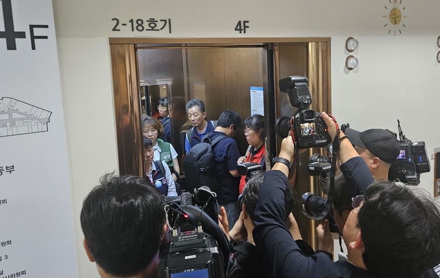 ▲ 민주노총 위원들이 10일 최저임금위원회 회의에서 심의촉진구간에 항의하면 퇴장하고 있다. ⓒ임준환 기자