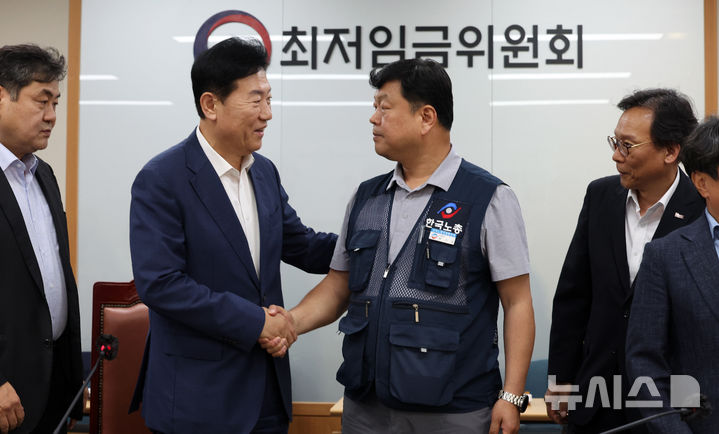 ▲ 10일 밤 세종시 정부세종청사에서 열린 최저임금위원회 전원회의에서 2026년도 적용 최저임금이 1만 320원으로 결정됐다. ⓒ뉴시스