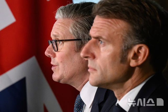 ▲ 키어 스타머 영국 총리(좌)와 에마뉘엘 마크롱 프랑스 대통령이 영국 런던 노스우드 사령부를 방문하고 '의지의 연합' 회의를 주재하고 있다. 250710 AP/뉴시스. ⓒ뉴시스