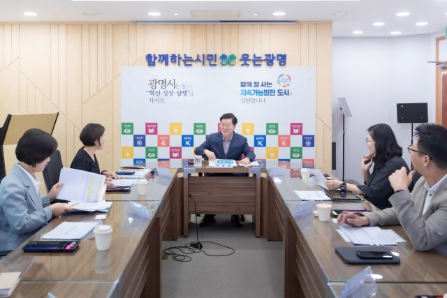 ▲ 박승원 광명시장이 지난 8일 시청 영상회의실에서 열린 ‘민생안정지원금 효과분석 연구용역’ 중간보고회에 참석해 초기 분석 결과에 대해 논의하고 있다. ⓒ광명시 제공