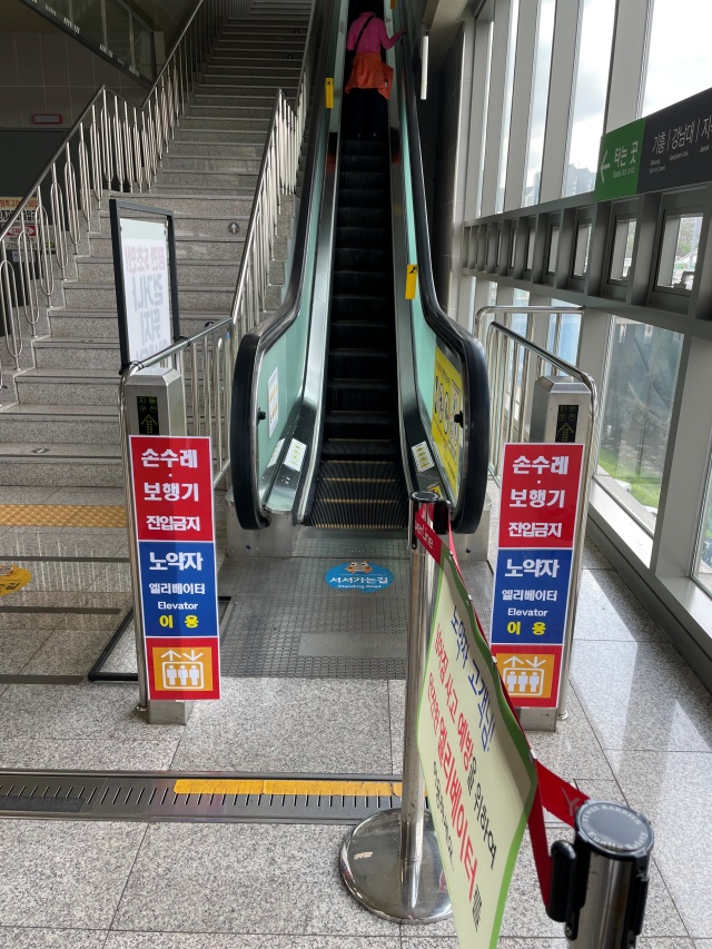 ▲ 용인시가 7월 중 용인경전철 안전시설 보강 사업을 추진한다. 사진은 용인경전철 내부 승강설비 이용 안내 표지. ⓒ용인시 제공