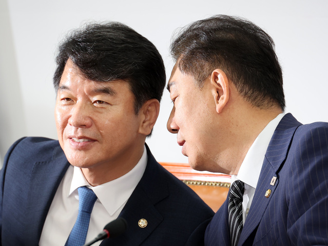 ▲ 더불어민주당 김병기 당대표 직무대행 겸 원내대표가 3일 서울 여의도 국회에서 열린 정책조정회의에서 문진석 원내수석부대표와 대화하고 있다. ⓒ연합뉴스