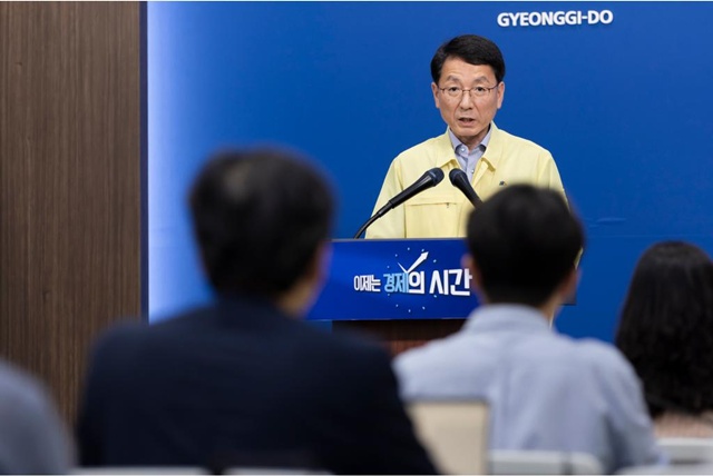 ▲ 김성중 경기도 행정1부지사는 11일 경기도청에서 기자회견을 열고 폭염 취약분야에 대한 핵심대책을 발표하고 있다. ⓒ경기도 제공