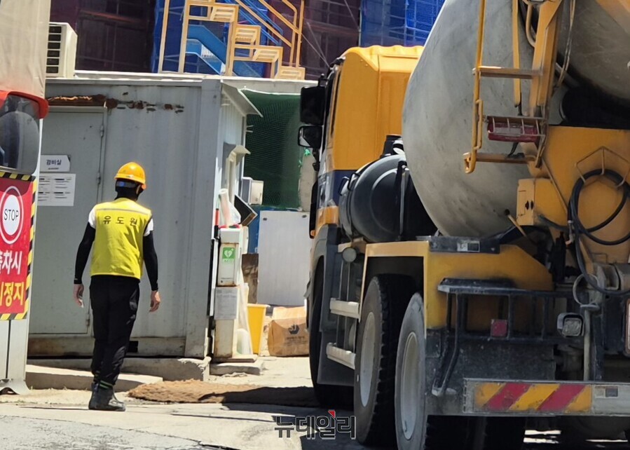 ▲ 11일 서울 마포구 한 건설 현장에서 건설 노동자가 그늘 없이 일하고 있다. ⓒ김상진 기자