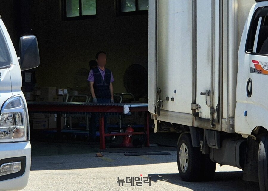 ▲ 11일 서울 마포구 한 물류센터에 짐을 옮기기 위한 차량이 들어오고 있다. ⓒ김상진 기자