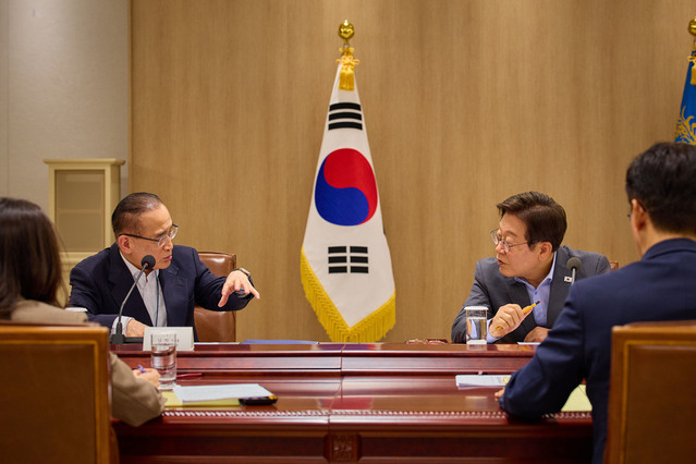 ▲ 이재명 대통령이 10일 서울 용산 대통령실에서 열린 국가안전보장회의(NSC) 전체회의에서 위성락 국가안보실장과 대화하고 있다. ⓒ뉴시스