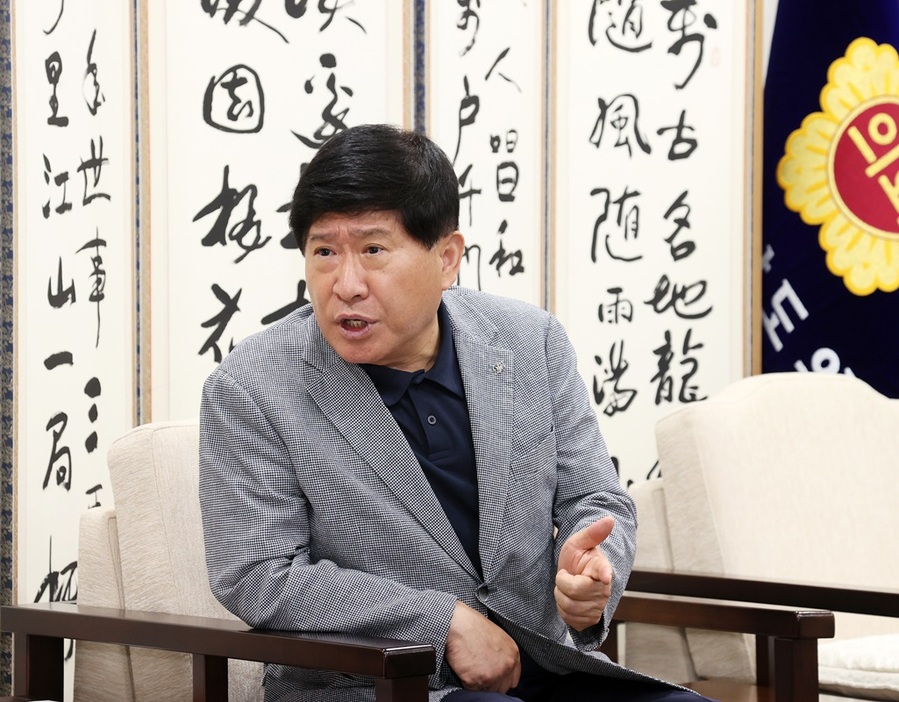 ▲ 홍성현 충남도의의회 의장이 취임 1주년을 맞아 뉴데일리와 인터뷰를 하고 있다.ⓒ충남도의회