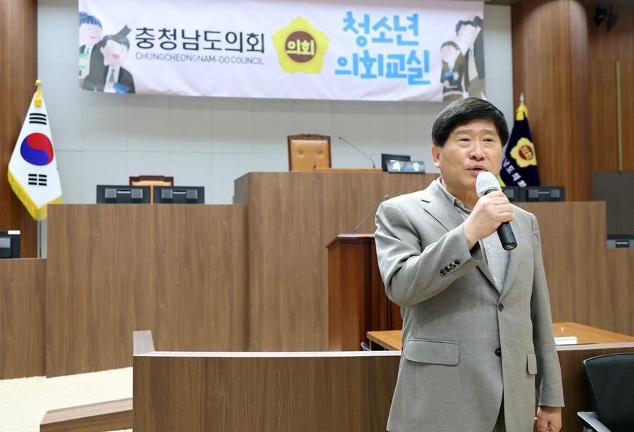 ▲ 홍성현 충남도의장이 지난 5월 28일 본회의장에서 천안 북일고생들의 의정체험과 관련해 풀뿌리 민주주의 현장에 관해 설명하고 있다.ⓒ충남도의회