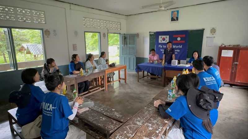 ▲ 상명대 국제개발평가센터 해외 현장 활동단이 현지 교사들과 이야기를 나누고 있다.ⓒ상명대