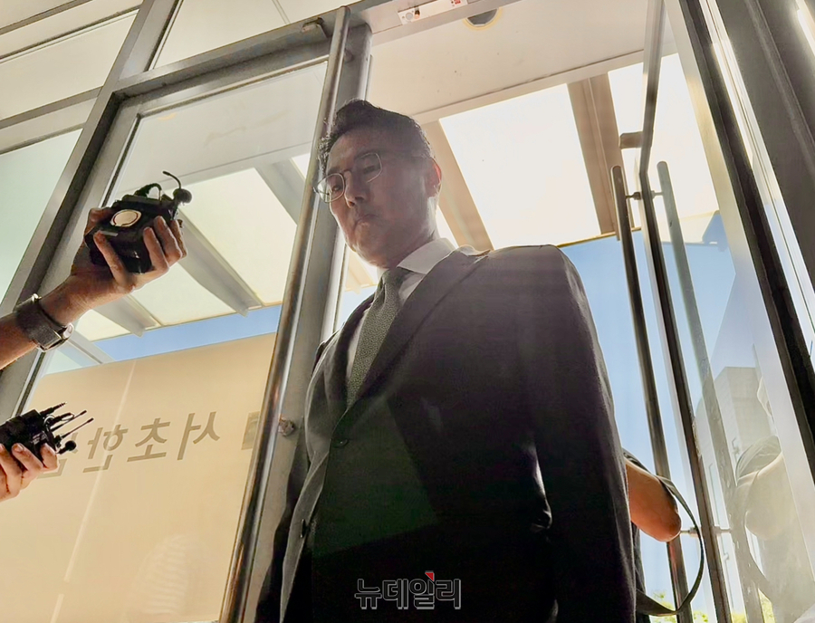 ▲ 김태효 전 국가안보실 1차장이 11일 오후 2시 54분께 소환 조사를 위해 특검 사무실이 있는 서울 서초구 서초한샘빌딩으로 들어오고 있다. ⓒ정혜영 기자