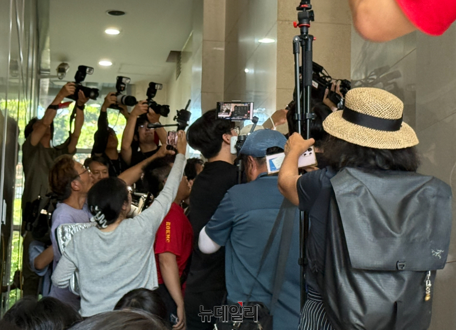 ▲ 해병대 예비역 연대가 11일 서울 서초구 특검 사무실에서 김태효 전 국가안보실 1차장을 따라가며 