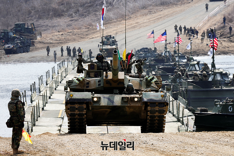▲ 대한민국 육군 K1E1 전차가 지난해 3월 20일 경기 연천군 임진강 일대에서 진행된 한미연합 제병협동 도하훈련에서 부교를 건너고 있다. ⓒ서성진 기자