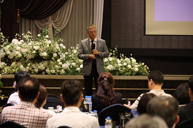 ▲ 한동선 병원장이 지난 8일 포항 라한호텔에서 열린 포스코인재창조원 주최 ‘포스코 퇴직자 부부를 위한 강연’에서 ‘심장병의 예방과 관리’라는 주제로 강의하고 있다.ⓒ세명기독병원