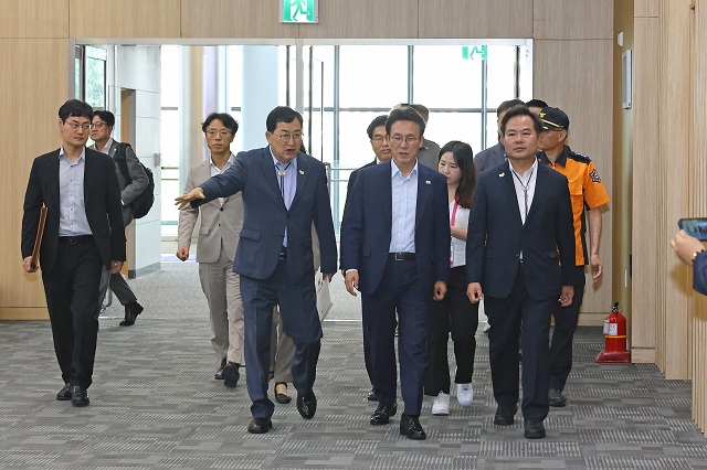 ▲ 김민석 국무총리와 주낙영 경주시장이 11일 오전 HICO 내부를 함께 이동하며 정상회의 주요 시설에 대해 점검하고 있다.ⓒ경주시