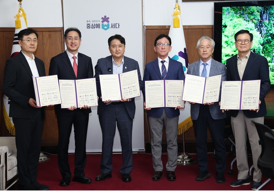 ▲ 충북도(도지사 김영환)는 11일 도청서 ‘충북형 인구감소지역 이동진료서비스 시범운영’의 성공적인 출발을 위한 업무협약 및 발대식을 개최했다. ⓒ충북도