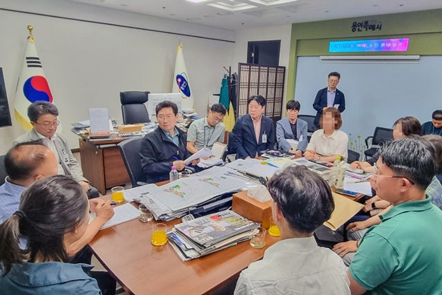 ▲ 이상일 용인시장이 구성·동백 주민대책위원회 주민들과 간담회를 진행하고 있다. ⓒ용인시 제공