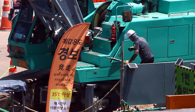 ▲ 서울이 나흘째 폭염경보가 이어지고 있는 가운데 10일 서울 한 공사장에 체감온도 경보 문구가 붙어 있다. 2025.07.10 ⓒ뉴시스