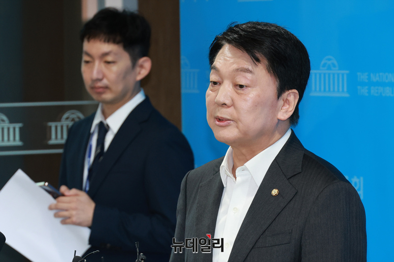 ▲ 안철수 국민의힘 의원이 7일 오전 국회 소통관에서 긴급 기자회견을 마치고 기자들의 질문에 답하고 있다. ⓒ이종현 기자