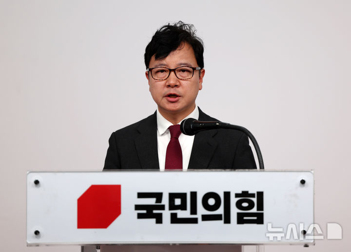 ▲ 호준석 국민의힘 혁신위원이 10일 오후 서울 여의도 국민의힘 중앙당사에서 혁신위 1차 회의 결과 브리핑을 하고 있다. ⓒ뉴시스