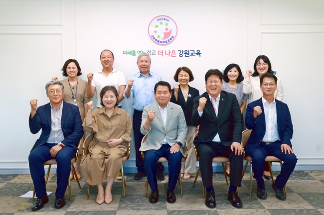 ▲ 이상호 태백시장이 지난 10일 강원특별자치도교육청을 방문해 신경호 강원특별자치도교육감과 면담을 갖고 지역 교육 현안과 협력 방안에 대해 논의했다.ⓒ태백시