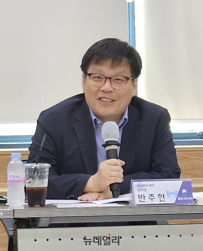 ▲ 박주현 충북RISE센터장이 11일 충북대에서 열린 제3회 대학협력관 정기회의에서 인사말을 하고 있다.ⓒ김정원 기자