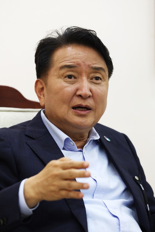 ▲ 김영환 충북도지사가 취임 3주년을 맞아 뉴데일리와 인터뷰를 하고 있다.ⓒ충북도