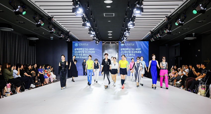 ▲ 지난 1일 서울패션창작스튜디오에서 열린 제2기 시니어모델 최고과정 패션쇼 발표회 모습.ⓒ삼육대