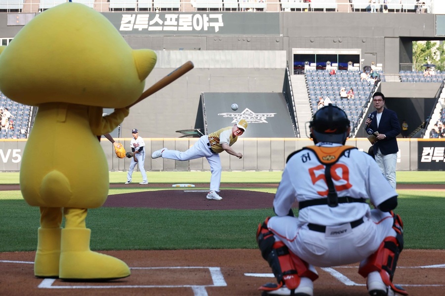 ▲ 이장우 대전시장이 11일 대전한화생명볼파크에서 열린 ‘2025 KBO 퓨처스 올스타전’에 앞서 시구를 하고 있다.ⓒ대전시