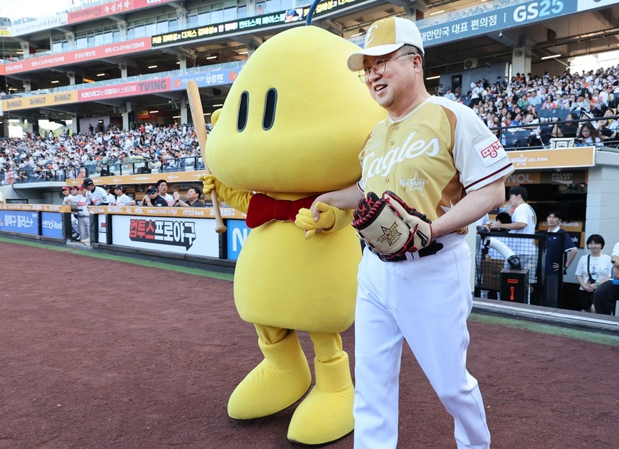 ▲ 대전시장이 11일 대전한화생명볼파크에서 열린 ‘2025 KBO 퓨처스 올스타전’에 앞서 시구를 위해 대전 꿈돌이와 입장하고 있다.ⓒ대전시