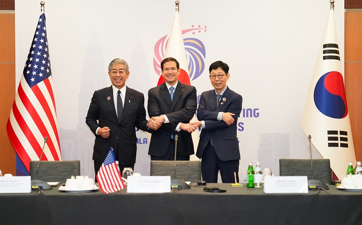 ▲ 박윤주 외교부 제1차관(오른쪽)과 마르코 루비오 미국 국무장관(가운데), 이와야 다케시 일본 외무대신이 11일 말레이시아 쿠알라룸푸르에서 개최된 외교장관회의에 앞서 악수하고 있다. ⓒ외교부